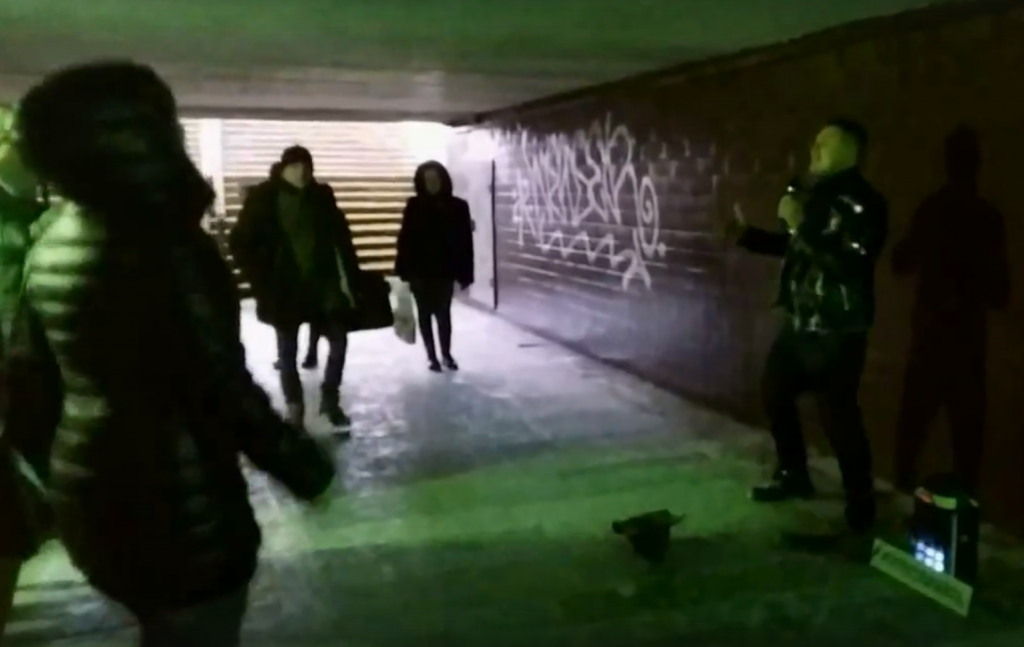 «К черту эту гордость». Нижегородец зажег под «Руки вверх» в подземном переходе на Московском вокзале (ВИДЕО)
