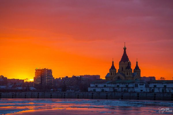 Багровый закат над собором Александра Невского