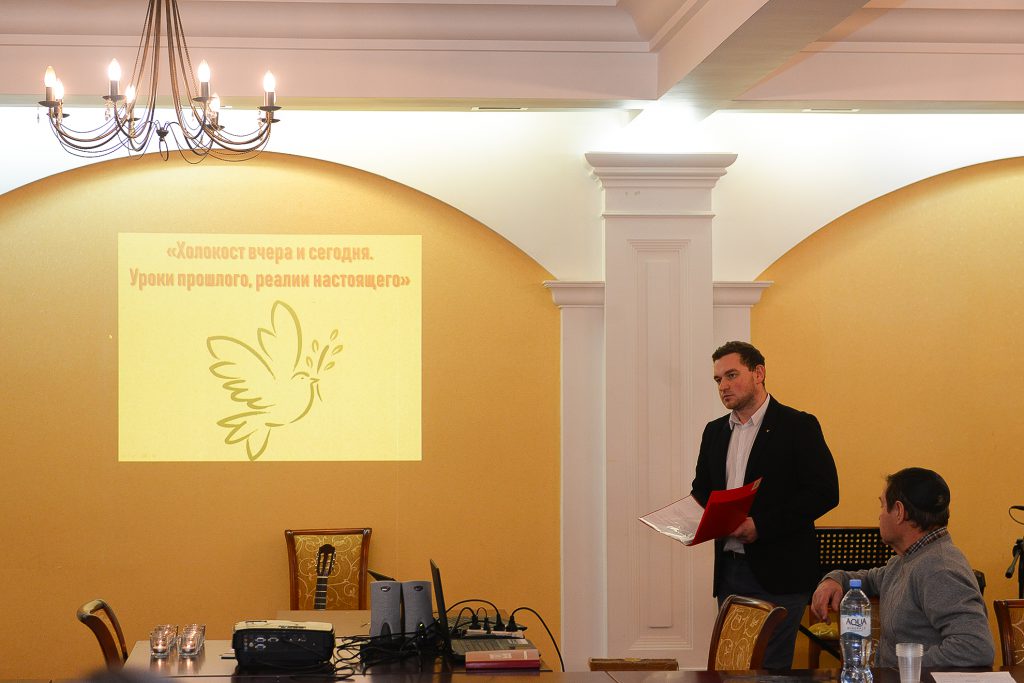 «Голод, холод, высокий забор с проволокой». Память жертв холокоста почтили в Нижегородской синагоге