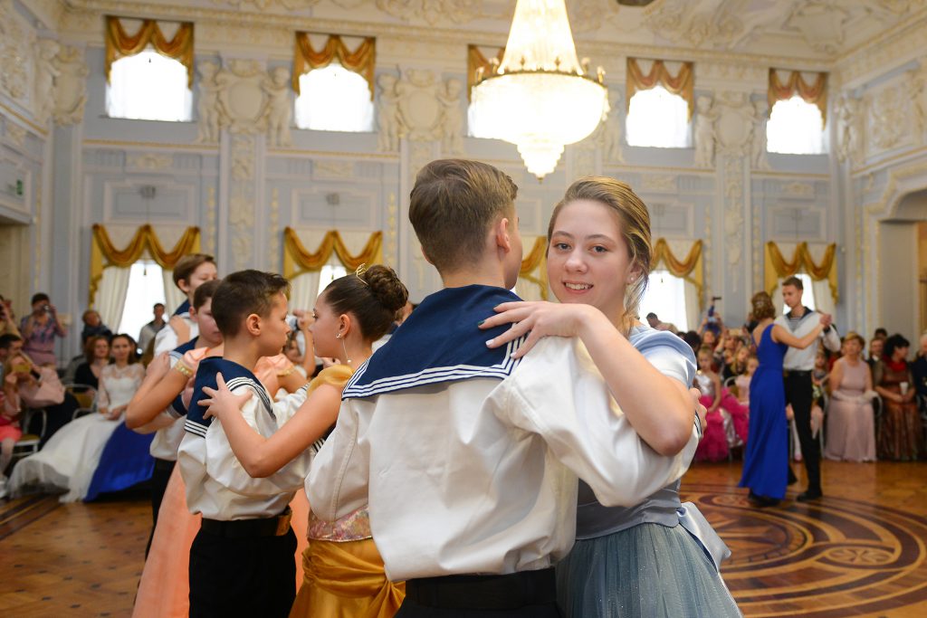 Танцевальный челлендж, полонез и тельняшки. Как прошёл бал нижегородских юнг (фото)