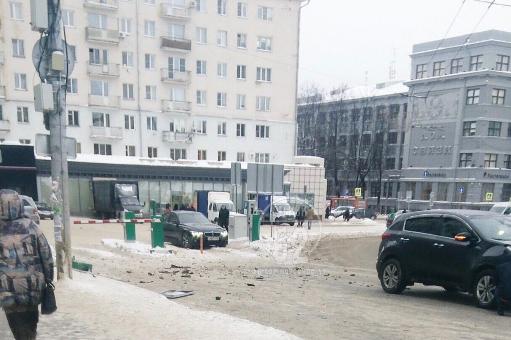 Иномарка снесла шлагбаум на парковке на площади Горького