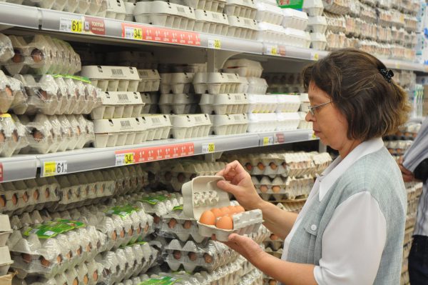 Те же яйца, только девять. Почему в привычных упаковках продукта становится меньше?