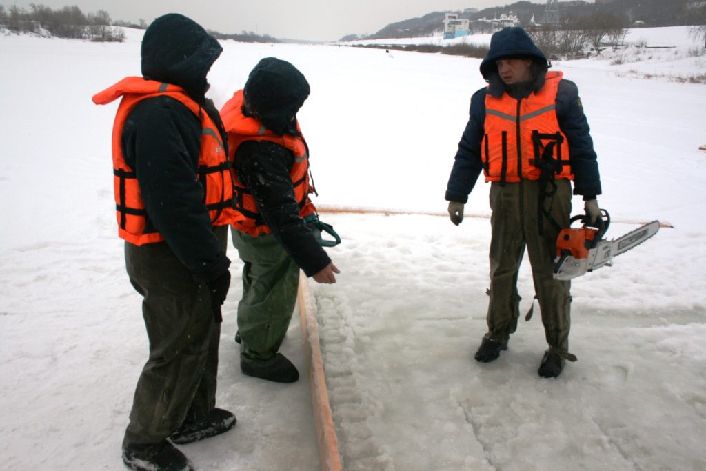 Нижегородские спасатели вырезали бензопилой две проруби для Крещенских купаний