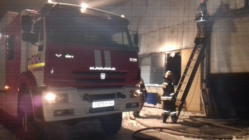 Обрушилось 500 метров кровли. Крупный пожар произошел на заводе в Нижнем Новгороде