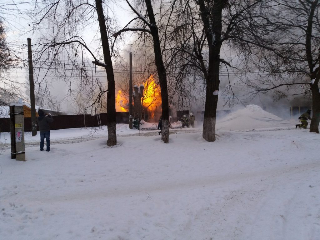 «Хозяйку спасли прохожие». Частный дом сгорел в Нижнем Новгороде