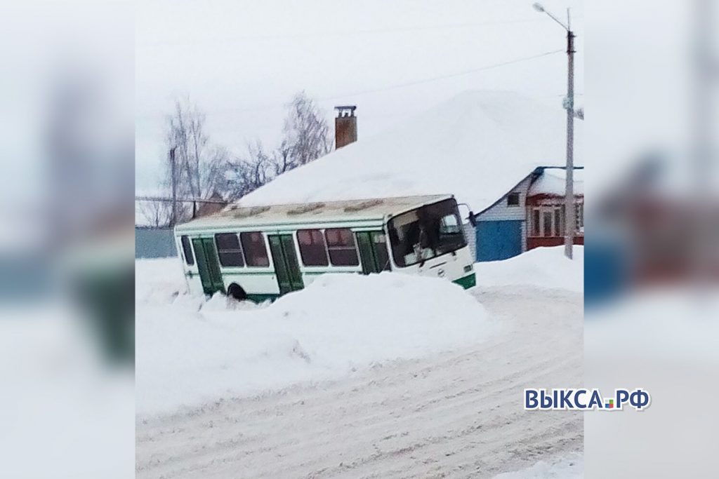 Рейсовый автобус «утонул» в сугробе в Выксе