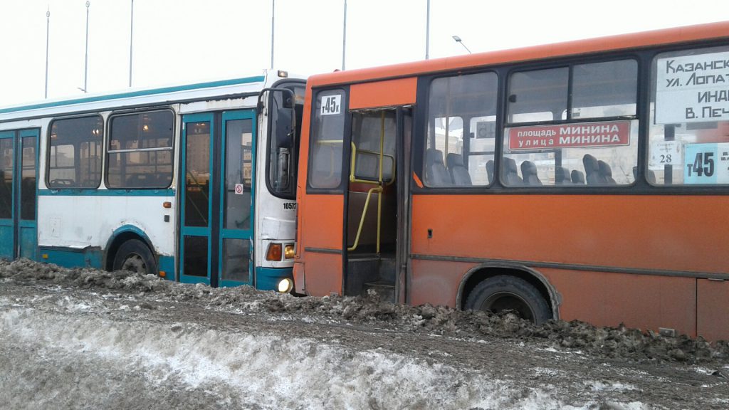 Автобус «догнал» маршрутку около Нижегородской ярмарки