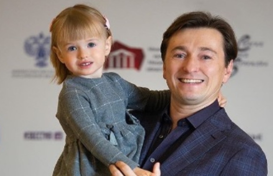 Умилил соцсети: Сергей Безруков станцевал «белый танец» с трехлетней дочкой