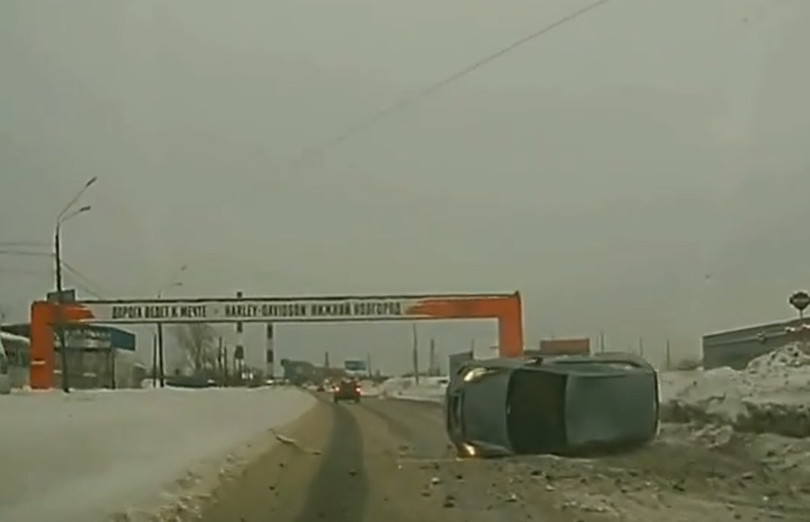 Иномарка врезалась в сугроб и перевернулась на дороге в Нижнем Новгороде (Видео)