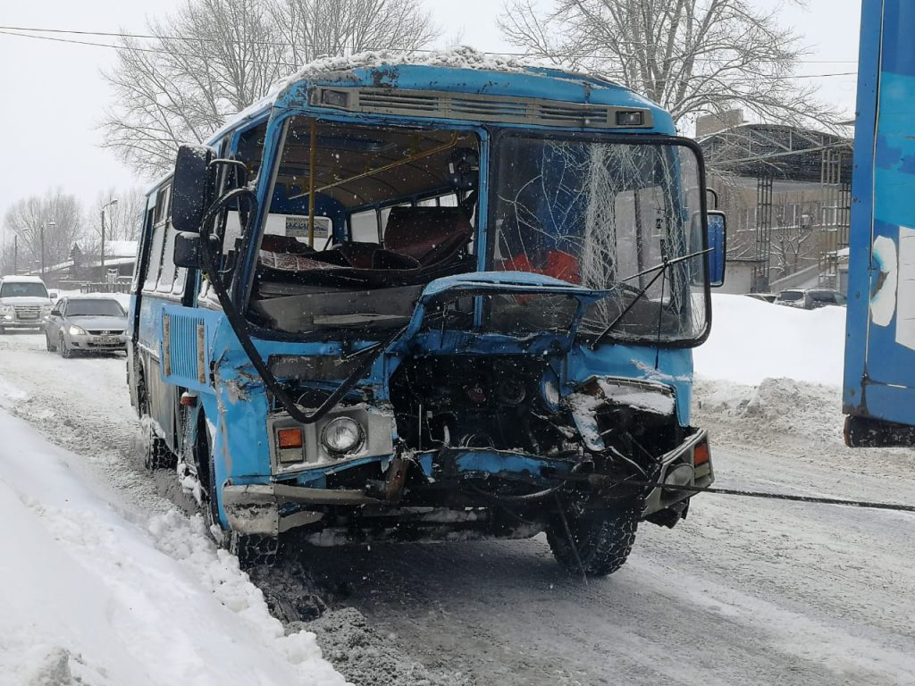 Автобус с пассажирами столкнулся с фурой на Гребном канале (ВИДЕО)