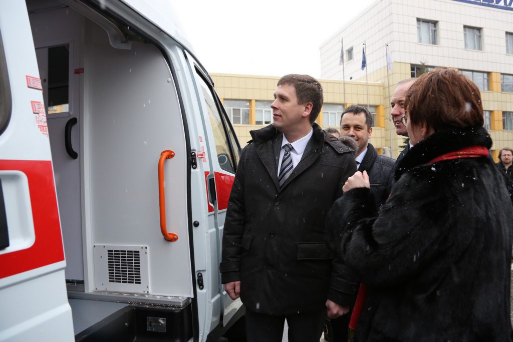 Нижегородским медикам вручили ключи от 19 новых машин скорой помощи
