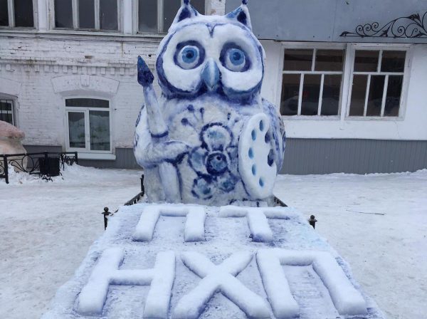 Павловские студенты создали снежные фигуры в стиле гжели