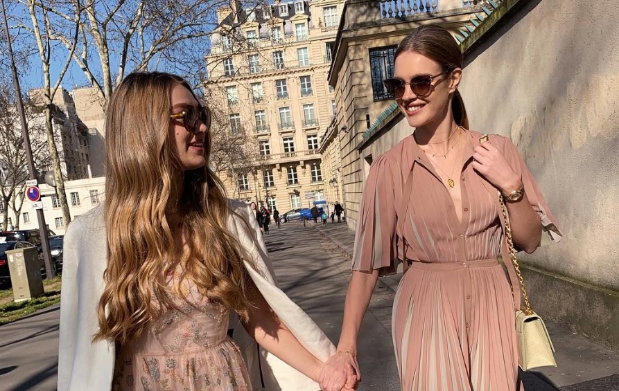 «В Париже лето?» Наталья Водянова удивила поклонников совместным фото с сестрой