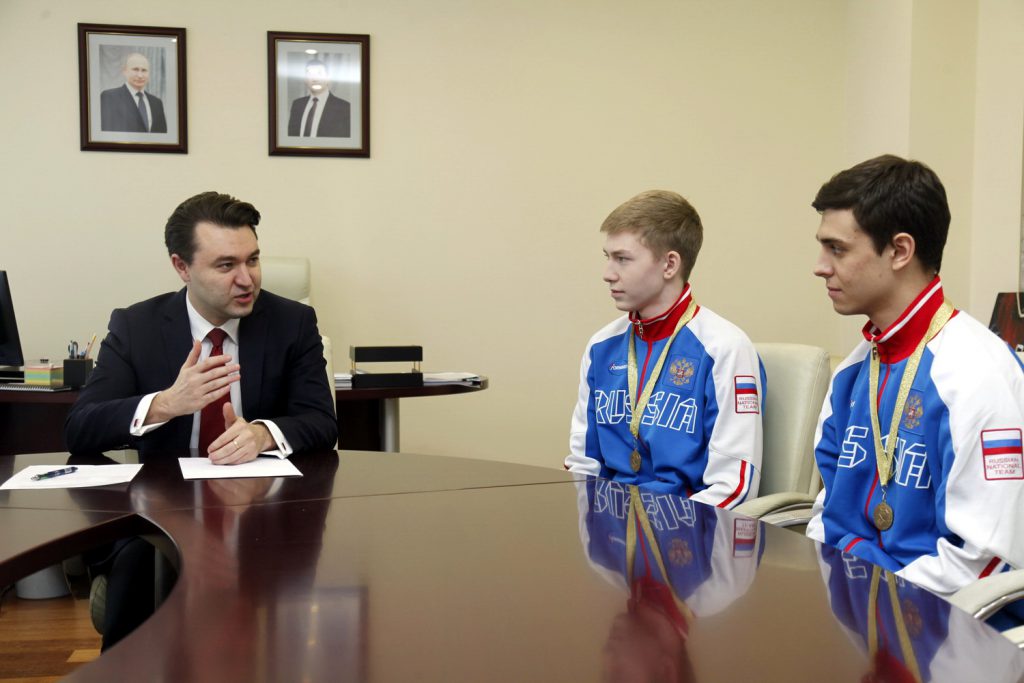 Александр Югов встретился с чемпионами первенства мира по хоккею с мячом среди юниоров