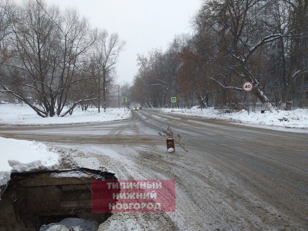 На улице Ковалихинской на дороге провалился грунт