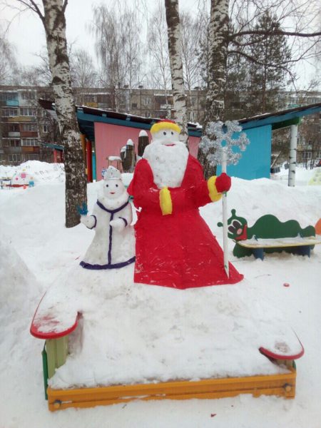 Воспитанникам автозаводского детского сада № 108 украсили площадку снежными фигурами, обернутыми в цветные салфетки