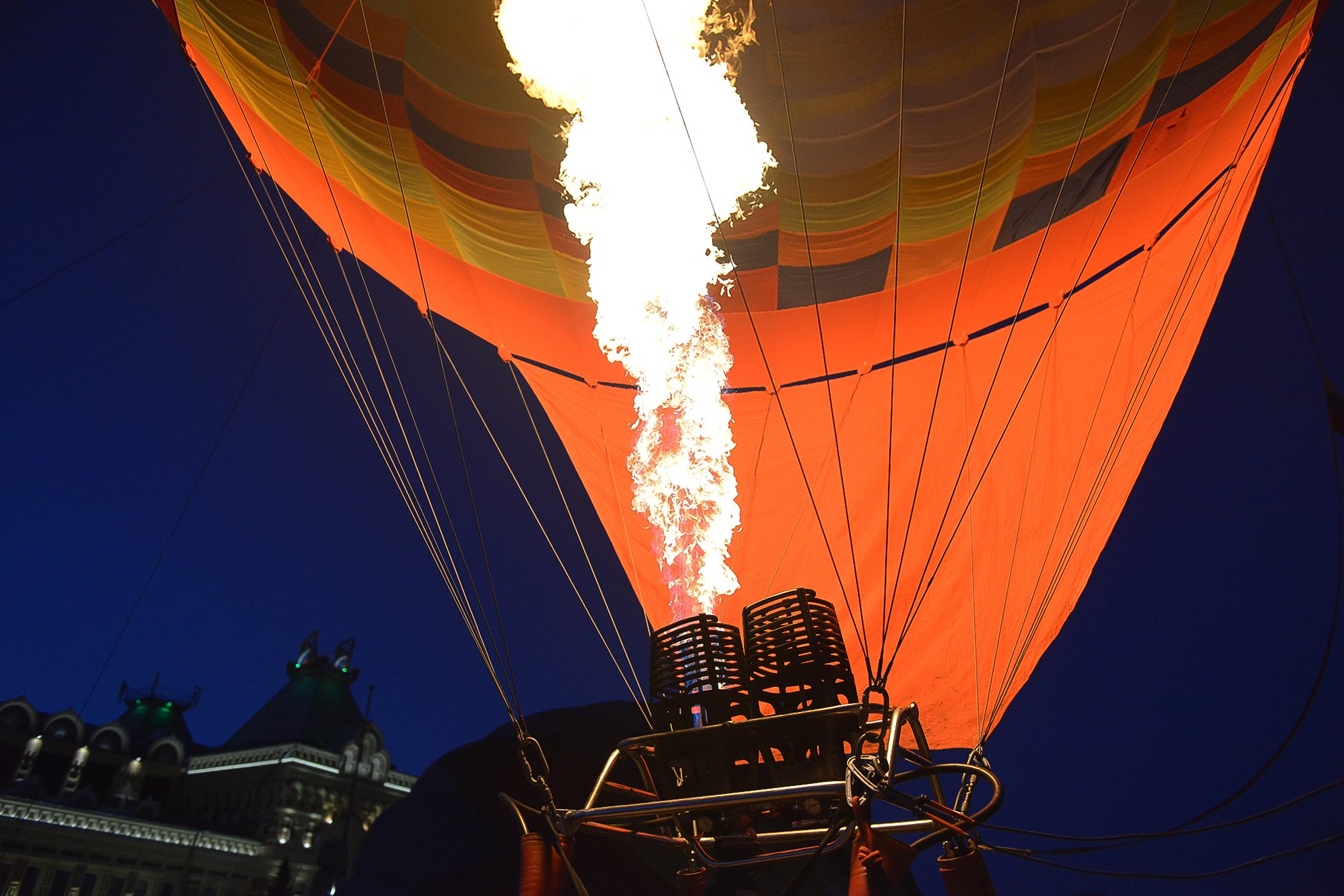 Гонка на воздушных шарах. Воздушный шар огонь. Тепловой воздушный шар. Огненный воздушный шар. Тепловой воздушный шар с мотором.