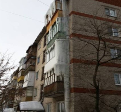 С дома в Дзержинске убрали сосульку высотой в пять этажей