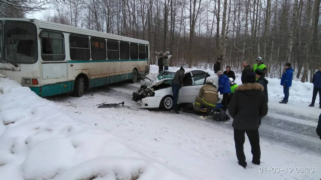 Шесть человек пострадали при столкновении иномарки и автобуса в Нижегородской области (ФОТО)