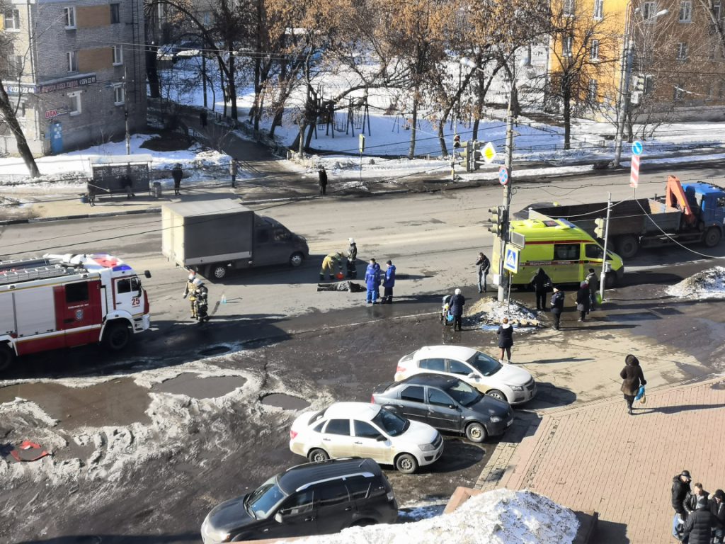 Грузовик насмерть сбил пешехода около ТЦ «Москва» (ФОТО)