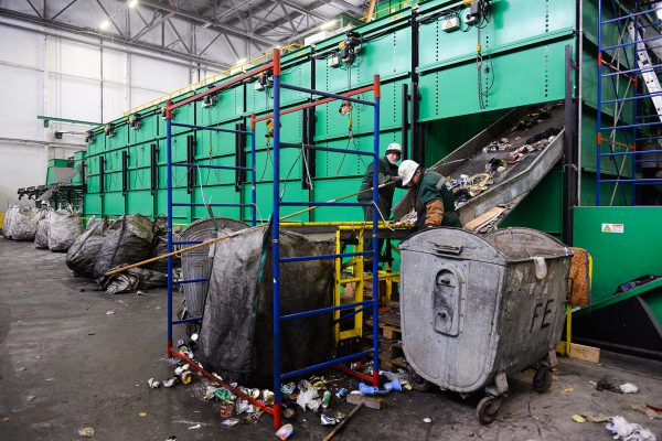 Фоторепортаж: как проходит день водителя мусоровоза