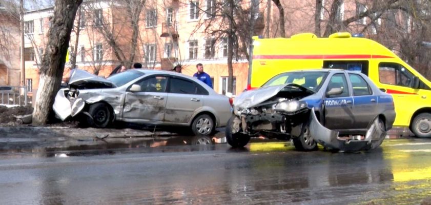 Полицейский автомобиль столкнулся с иномаркой в Дзержинске: пострадала женщина