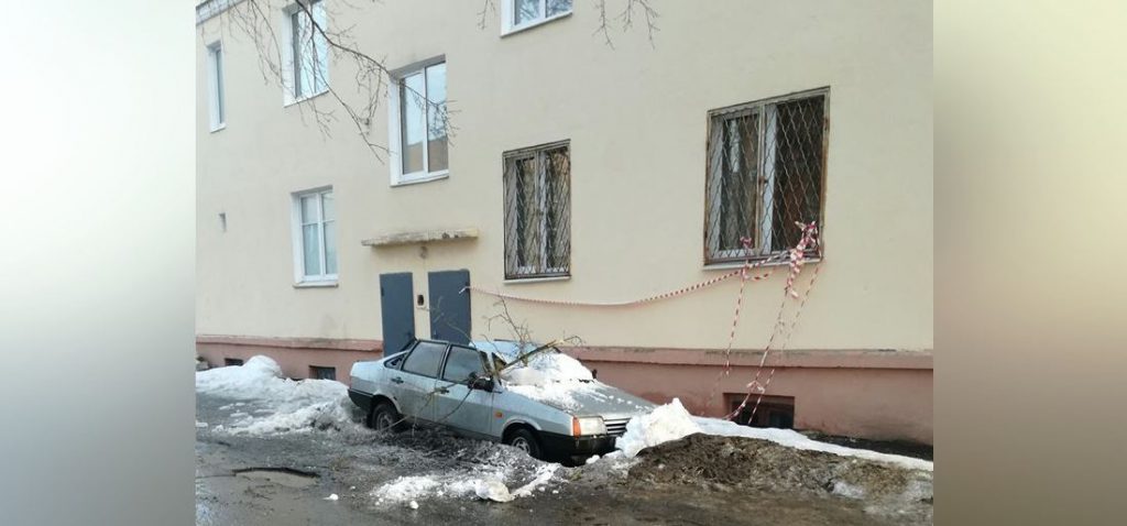 Автомобиль раздавило от удара ледяной глыбы в Сарове (ФОТО)