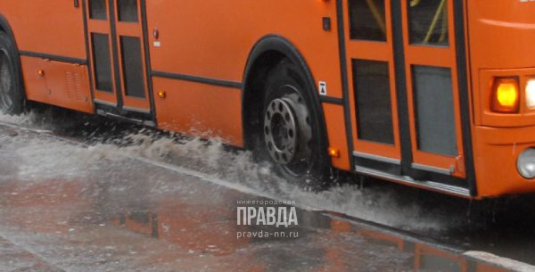 Мама с ребенком выпали из автобуса в Нижнем Новгороде из-за нерадивого водителя