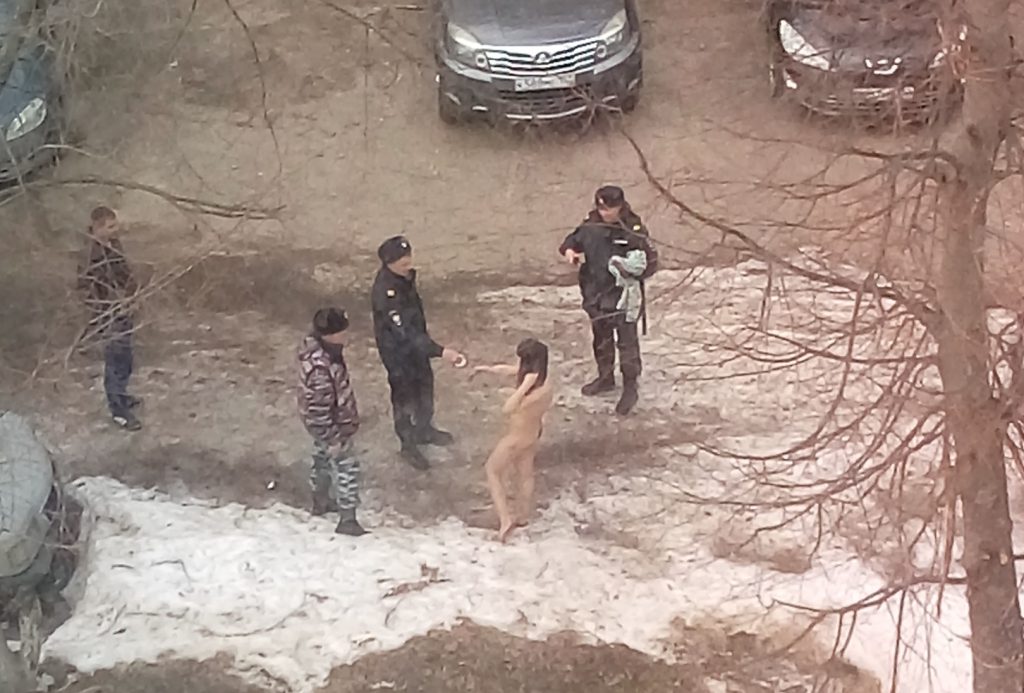 Голую девушку в Дзержинске пытались поймать всем двором (ФОТО) 18+