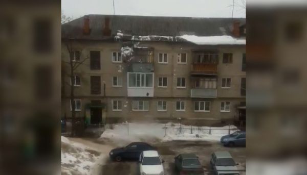 В Дзержинске снег упал с крыши вместе с кровлей дома (ВИДЕО)