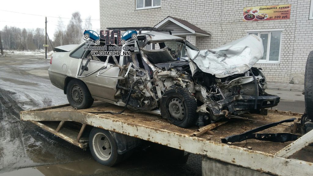 Иномарка превратилась в груду металла после столкновения с «ГАЗелью» в Нижегородской области