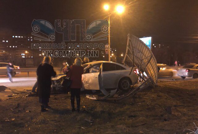 Иномарка снесла остановку в Нижнем Новгороде (ВИДЕО)