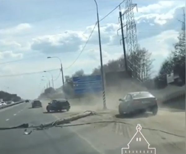 >На трассу на выезде из Нижнего Новгорода упал фонарный столб (ВИДЕО)