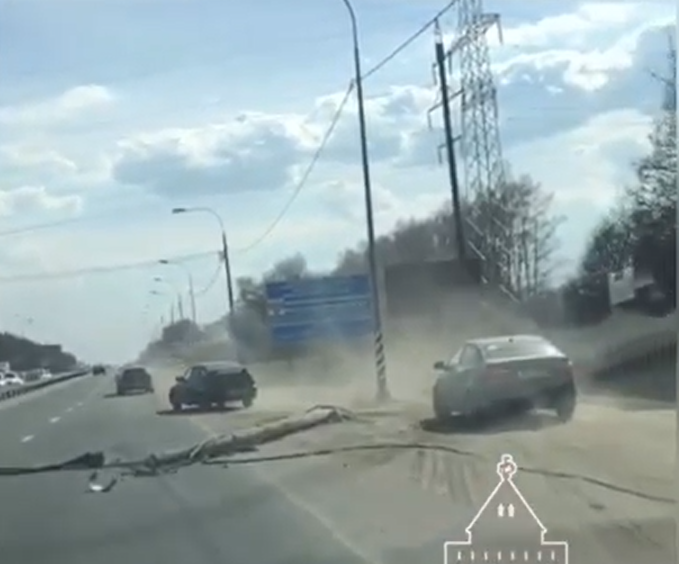 На трассу на выезде из Нижнего Новгорода упал фонарный столб (ВИДЕО)