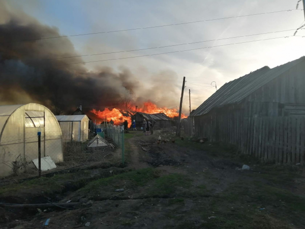 Сильный пожар произошёл в посёлке Пруды Краснобаковского района