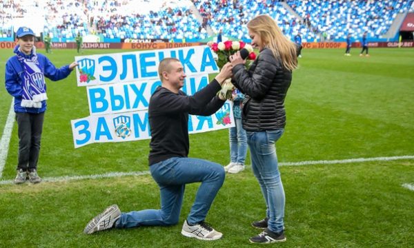 >Девушке признались в любви на стадионе «Нижний Новгород»