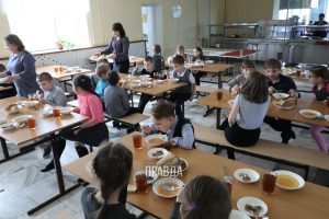 Льготникам начали выдавать продуктовые наборы за ноябрь в нижегородских школах