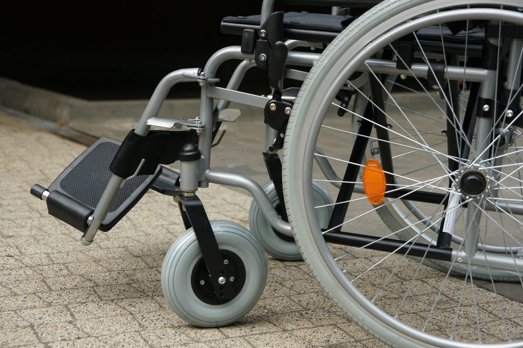 Инвалиды смогут оформить компенсацию по ОСАГО без заявления и документов
