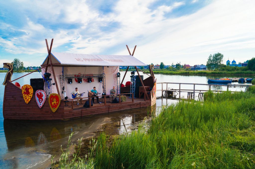Парад уникальных лодок в акватории озера Тосканка станет центральным событием фестиваля «Русская Тоскания»
