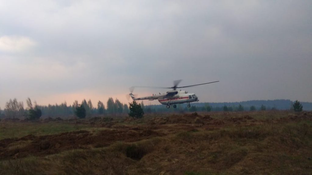 Пожар около деревни Волосово тушили с помощью вертолета МЧС