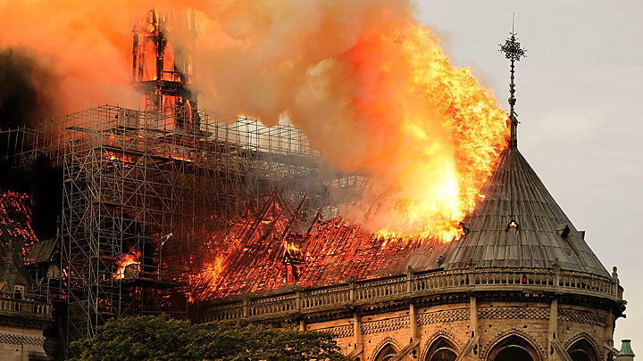 Поджог или короткое замыкание. Почему загорелся Собор Парижской Богоматери