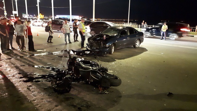 Мотоциклист пострадал в лобовом ДТП с иномаркой на Нижневолжской набережной (ВИДЕО 16+)