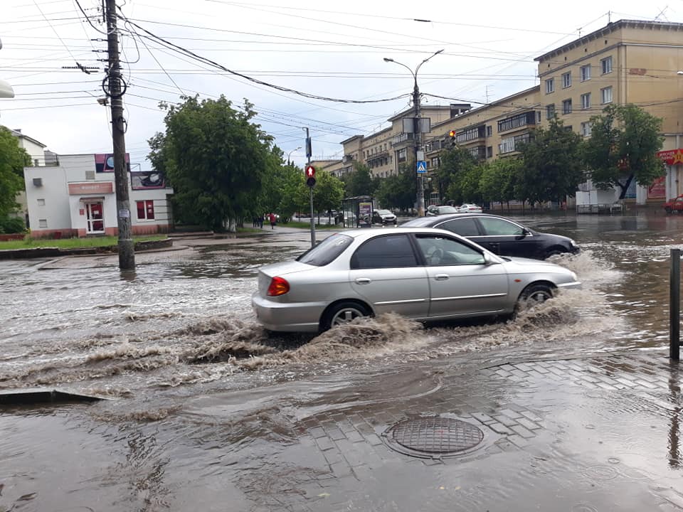 «Море по колено». Улицы Автозаводского района утонули в огромных лужах (ВИДЕО)