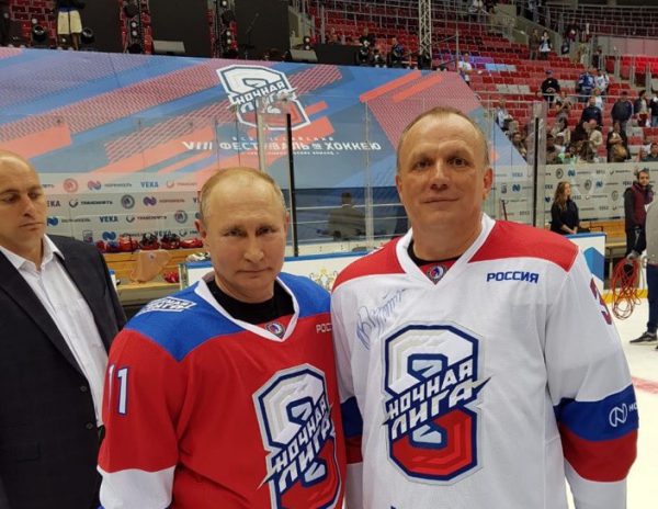 >Директор ХК «Саров» рассказал, как он сыграл с Путиным в хоккей