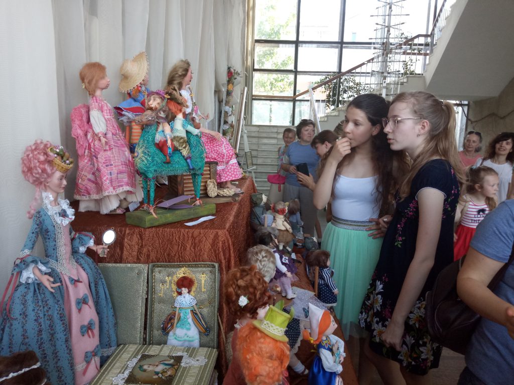 Выставка авторских кукол и медведей Тедди началась в нижегородском Доме архитектора (ФОТО)