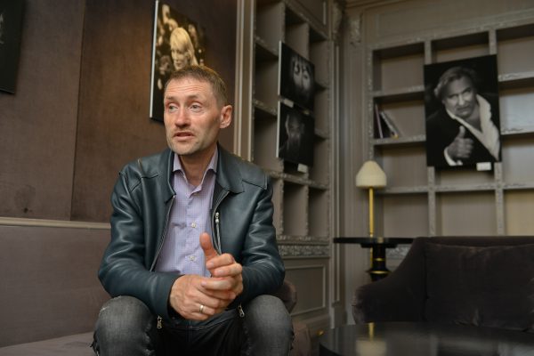 Денис Макаренко: «Однажды на Каннский фестиваль я пришёл в кроссовках. Охранник меня не пустил»