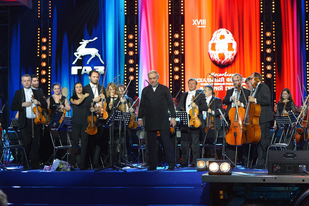 Валерий Гергиев и оркестр Мариинского театра дали концерт в цехе ГАЗа (ФОТО, ВИДЕО)