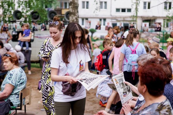Волонтеры Победы раздали спецвыпуск газеты «Нижегородской правды» во дворах города