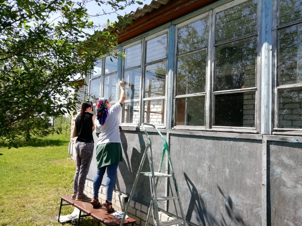 Нижегородские медики продолжают волонтерскую акцию «ДоброВСело» по благоустройству территорий сельских ФАПов