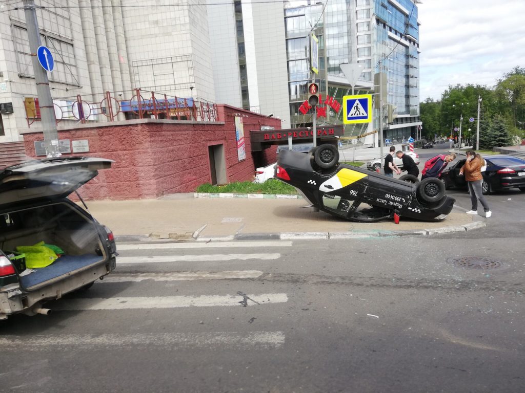 Такси перевернулось на крышу в результате аварии в Нижнем Новгороде